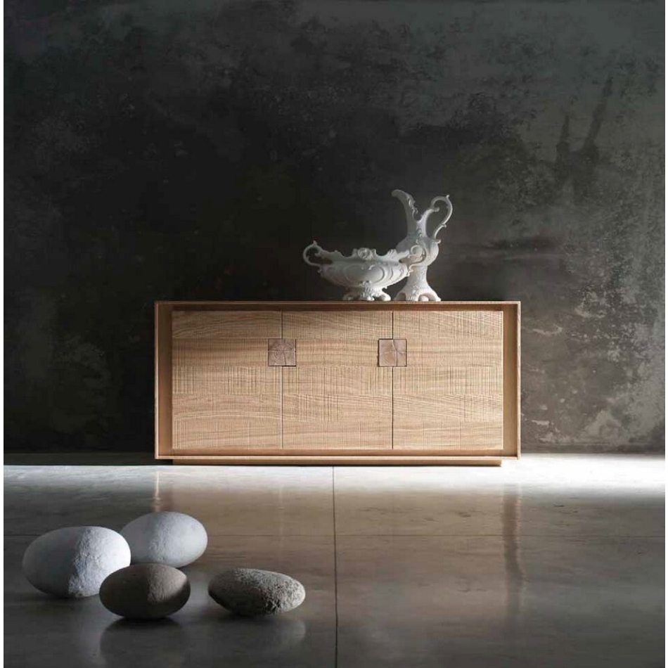 Hölzerner Wohnzimmerschrank
