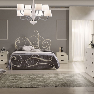 Ein schmiedeeisernes Bett in der Mitte des Ostens, handgefertigt