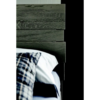 Kenzo Bett aus doppeltem Altacorte in Massivholzplanken