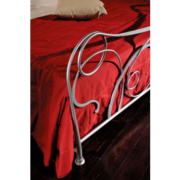 Je ein Doppelbett aus Schmiedeeisen handgefertigt