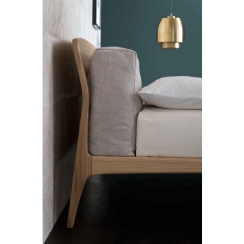 Schönes Bett aus Doppelaltacorte mit Kopfteil mit Kissen