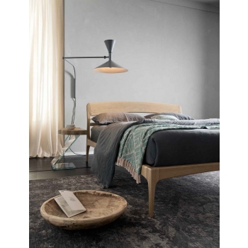 Schönes Bett aus Doppelaltacorte mit Kopfteil mit Kissen