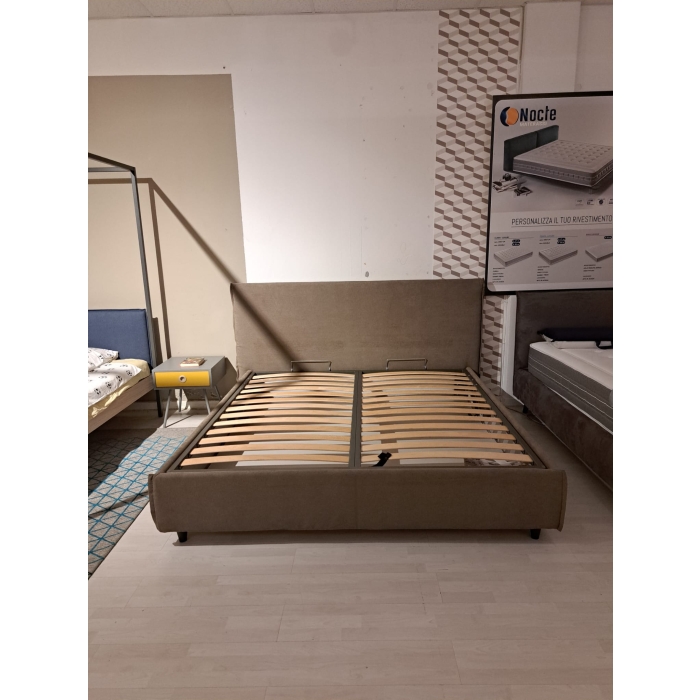 Tim Ein Bett mit Container von Felis steht zur Lieferung bereit