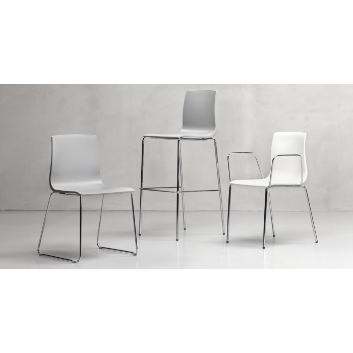 Alice, ein stapelbarer Schlittenstuhl aus Technopolymer von Scab Design