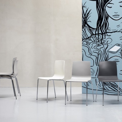 Stuhl Alice Stuhl 4 stapelbare Beine aus Polypropylen von Scab Design