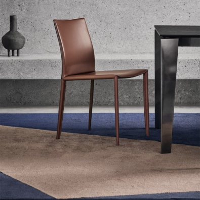 Linda Stuhl von Bontempi mit einem klassischen Design in einem modernen Schlüssel überarbeitet