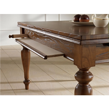 Tisch im klassischen Stil Ausgestattet mit Benedetti ganz in Holz