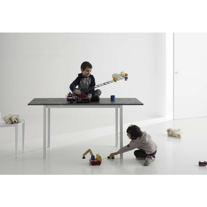 Pluto-Tisch von Point House