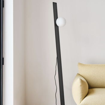 Lampada Suspense da tavolo, piantana o lampadario in metallo di Midj