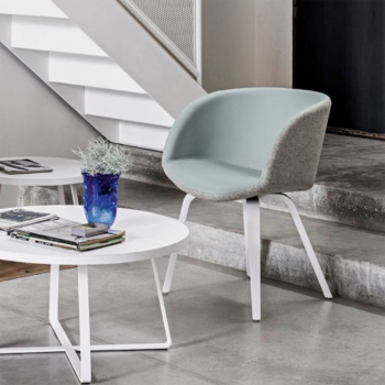 Poltrona Sonny rivestita in tessuto o pelle di Midj