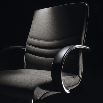 Sedia Alfa di Olivo & Groppo imbottita e rivestita con struttura a 4 razze