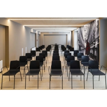 Sedia Alice con braccioli in tecnopolimero impilabile Scab Design
