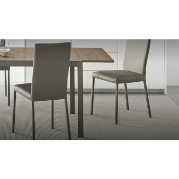 Sedia Garda di Connubia Calligaris imbottita e rivestita in ecopelle