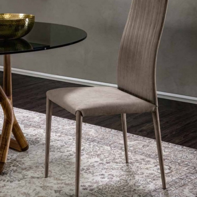 Sedia Josefine di Tonin Casa imbottita e rivestita in pelle o ecopelle