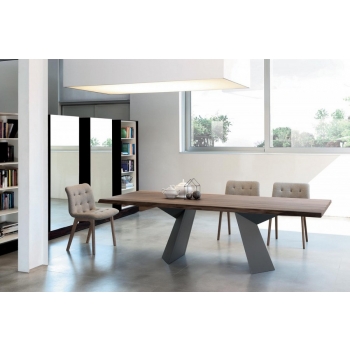 Sedia Kuga di Bontempi con gambe in metallo in legno