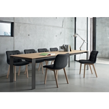 Sedia Kuga di Bontempi con gambe in metallo in legno