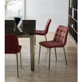 Sedia Kuga di Bontempi con gambe in metallo in legno