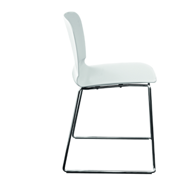 Sedia Liù in metallo, legno, rivestita in tessuto, cuoio, pelle con cuciture orizzontali o grinze,