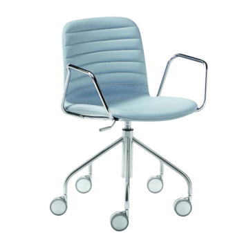 Sedia Liù in metallo, legno, rivestita in tessuto, cuoio, pelle con cuciture orizzontali o grinze,