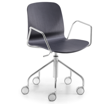 Sedia Liù in metallo, legno, rivestita in tessuto, cuoio, pelle con cuciture orizzontali o grinze,