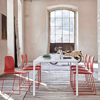 Sedia Liù in metallo, legno, rivestita in tessuto, cuoio, pelle con cuciture orizzontali o grinze,