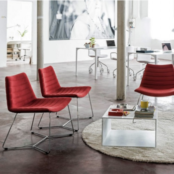 Sedia Lounge Cover AT M TS in metallo rivestita in tessuto o pelle di Midj