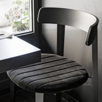 Sedia Maya S L TS in legno rivestita in tessuto o pelle di Midj