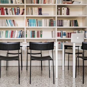 Sedia Mito S M LG in metallo e legno impilabile di Midj con certificazione CATAS. 