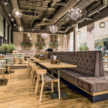 Sedia Montera S L TS in legno rivestita in tessuto o pelle di Midj