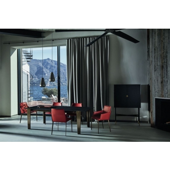 Sedia Sally di Bontempi con la struttura interamente in acciaio laccato o legno massello