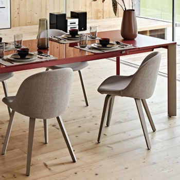 Sedia Sonny rivestita in tessuto o pelle di Midj