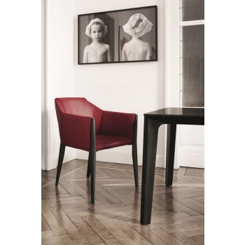 Sedia Sveva di Bontempi con struttura in legno rivestita invari tessuti