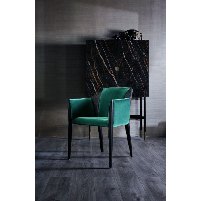 Sedia Sveva di Bontempi con struttura in legno rivestita invari tessuti