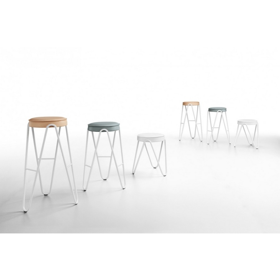 Sgabello Apelle Jump di Midj con elegante seduta in cuoio e struttura in acciaio