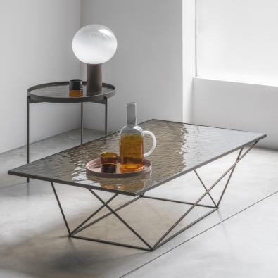 Tavolino Evoque di Pezzani struttura in acciaio Verniciato e piano in vetro