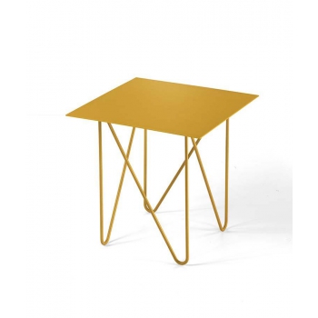 Tavolino Shape di Pezzani con struttura e top in acciaio verniciato in vari colori
