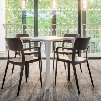 Tavolo Nenè con struttura in metallo quadrato, rettangolare, tondo e triangolare di Midj