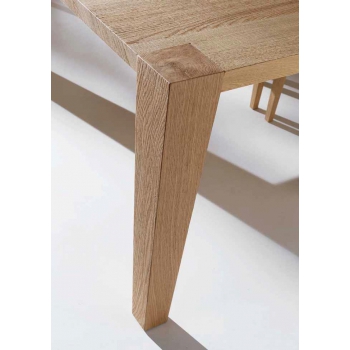 Tavolo Tav2 in legno con gambe smussate a filo piano