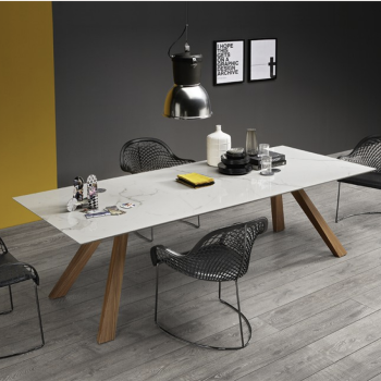 Tavolo Zeus di Midj con struttura in metallo o legno e piano in ceramica o legno