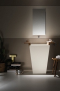 Totem lavabo freestanding in gress elegante e minimal