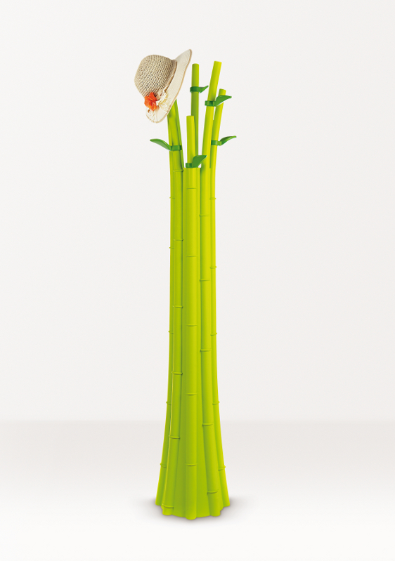 Hängen Sie klassische klassische Kleidung in farbigen Polyethylen