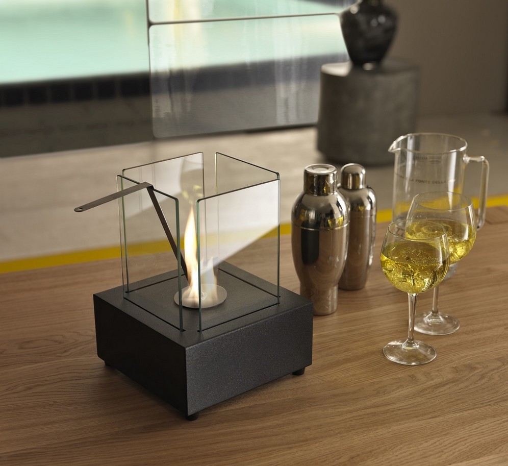 Tisch-Bioethanol-Kamin mit quadratischem Sockel aus schwarz lackiertem