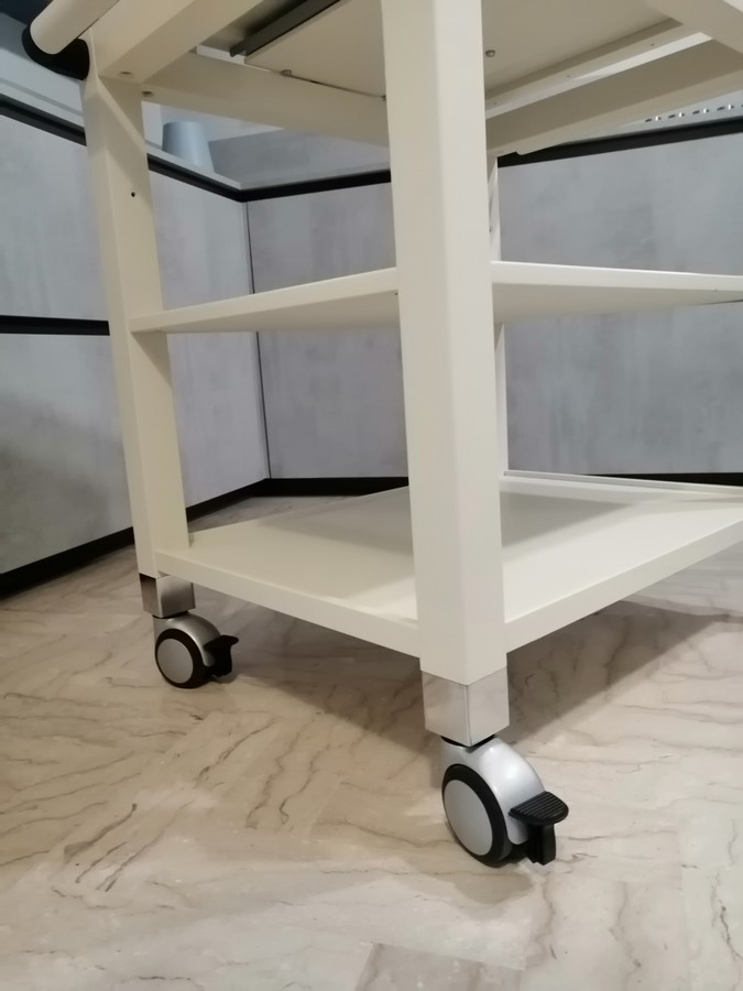 Servicewagen aus lackiertem Holz