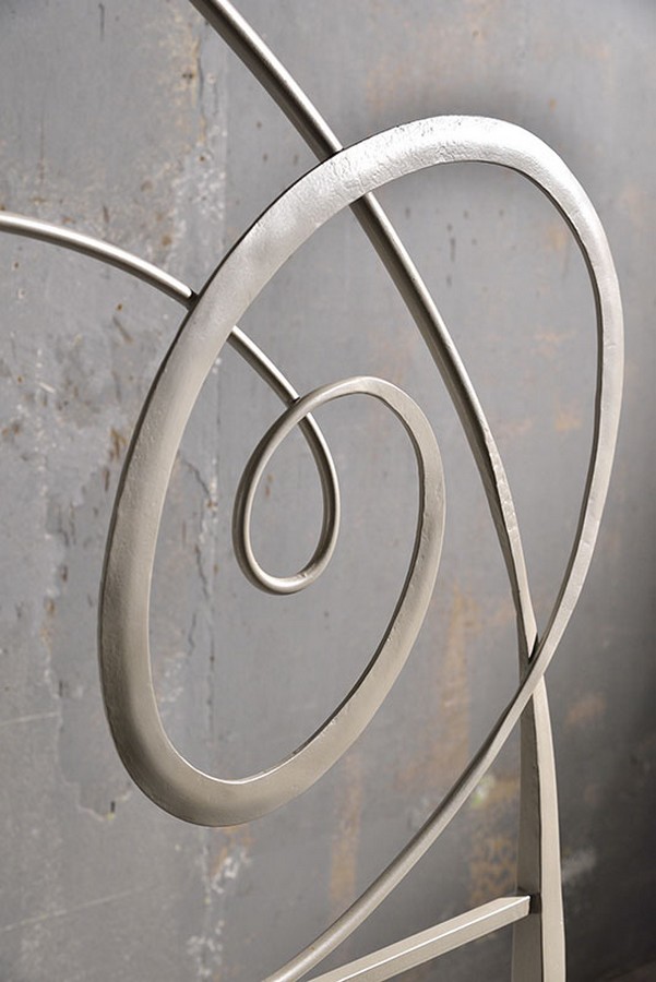 Ein Queensize-Bett in Ostlage, alles in Schmiedeeisen