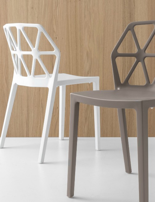 Stapelbarer Plastikstuhl, auch für den Außenbereich von Alchemia geeignet