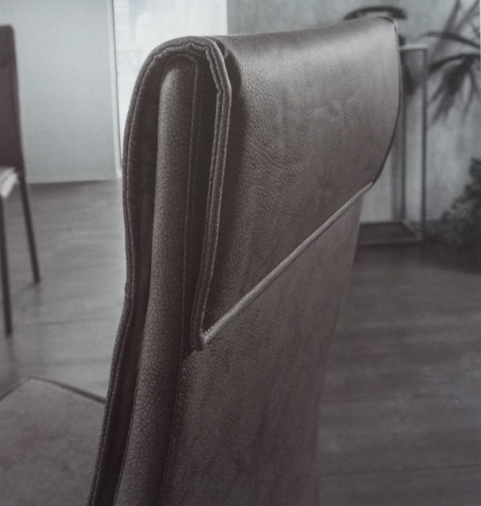 Kilt stapelbarer Stuhl, komplett mit Kunstleder bezogen