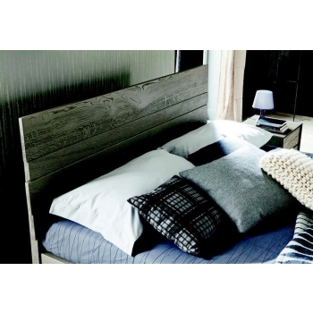 Kenzo Bett aus doppeltem Altacorte in Massivholzplanken
