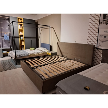 Tim Ein Bett mit Container von Felis steht zur Lieferung bereit