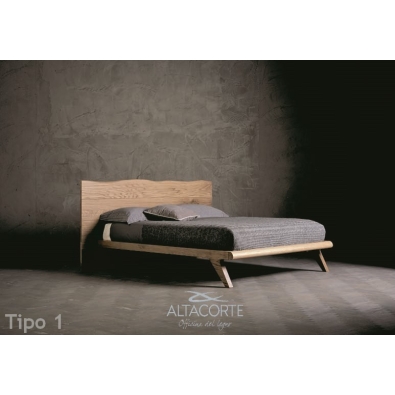 Holzbett aus doppeltem Altacorte mit Kopfteil aus Eichenholzplanken