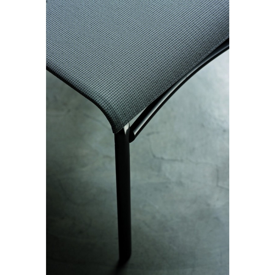 Stapelbarer Net-Stuhl von Bontempi mit Texplast-Sitzfläche und Stahlrahmen.